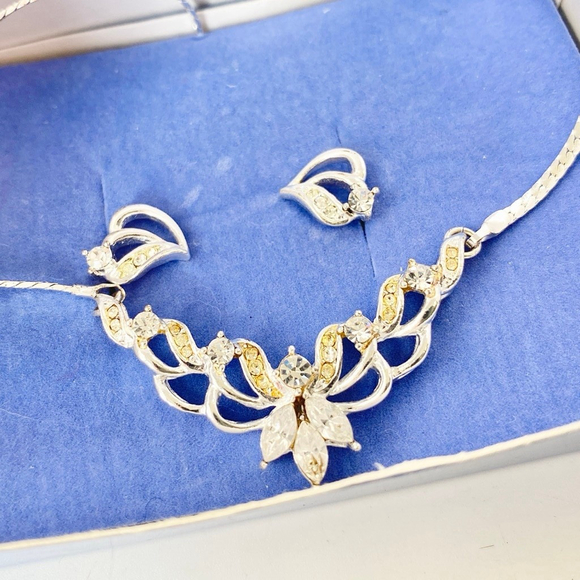 Vintage Avon Silver Tone Rhinestone Necklace & Earring Set in Box. New Old Stock - Picture 9 of 9